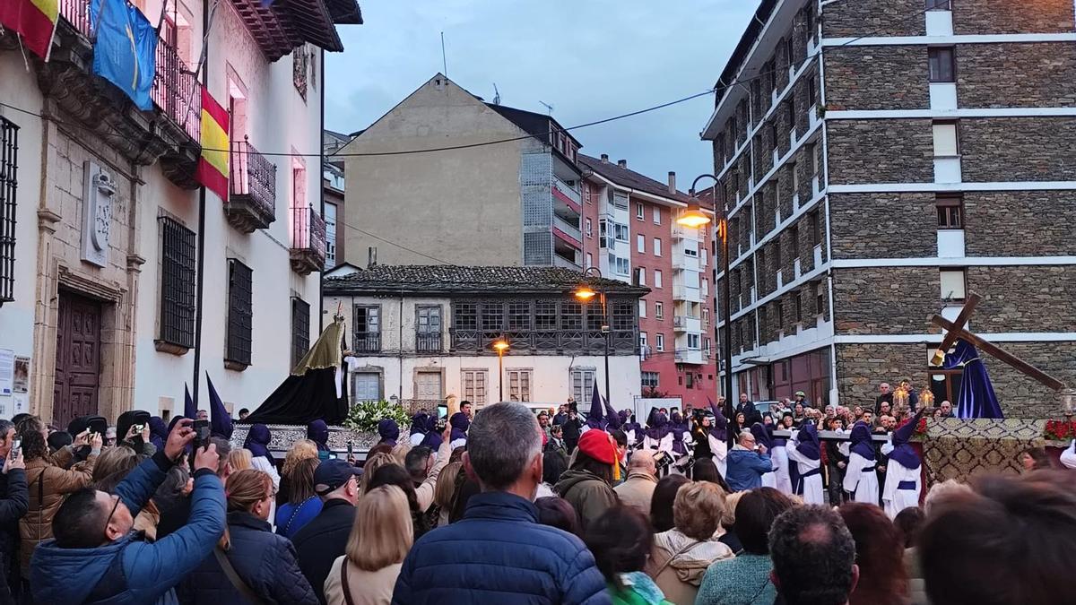 En imágenes: Así fue la procesión del Santo Encuentro de Cangas del Narcea