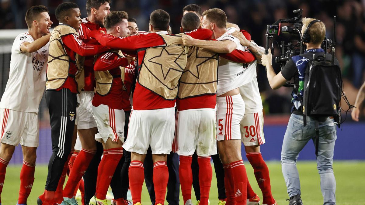 El Benfica celebra su clasificación para la fase de grupos de la Champions League