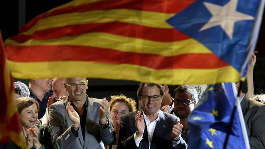 Junts pel Sí se aferra a la mayoría en escaños y ofrece diálogo