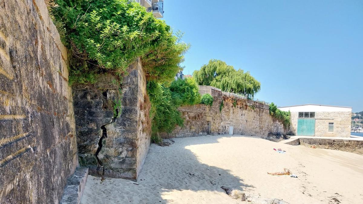 La grieta vertical, este martes, en una de las caras del muro de contención sobre la playa de Petís, en Bueu.