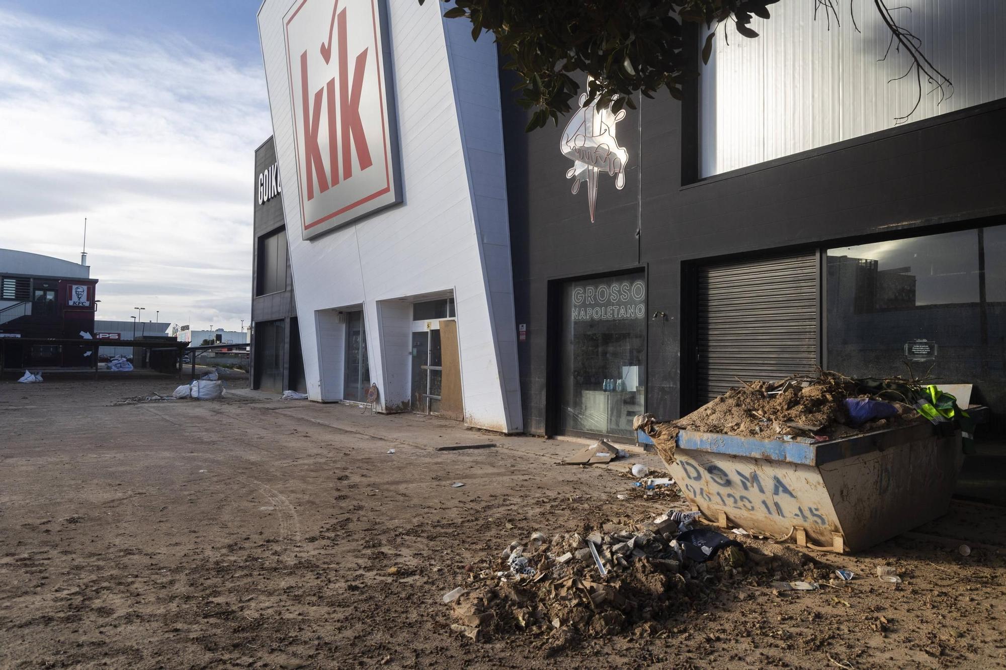 Lodo en el área comercial de Alfafar.