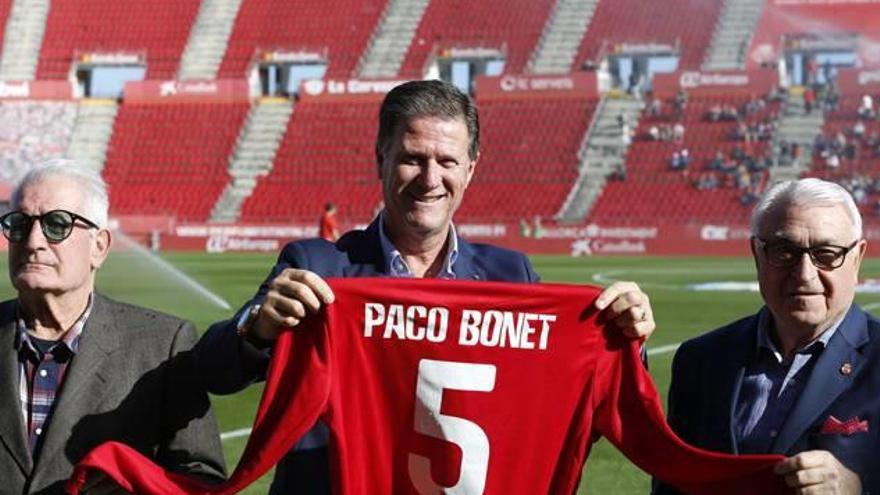 Paco Bonet con la camiseta con el número 5 que le entregó el Mallorca en su homenaje.