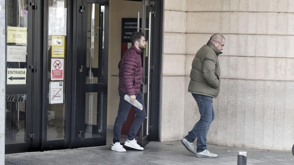 Los abogados defensores del constructor investigado salen del juzgado de Inca ayer al mediodía.