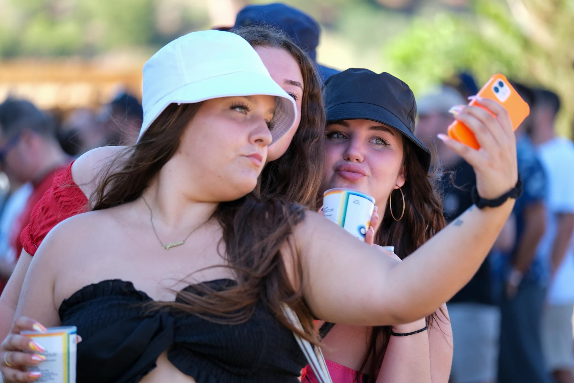 Primer día de conciertos en el Festival Cala Mijas 2023: Juicy Bae y Vera Fauna.