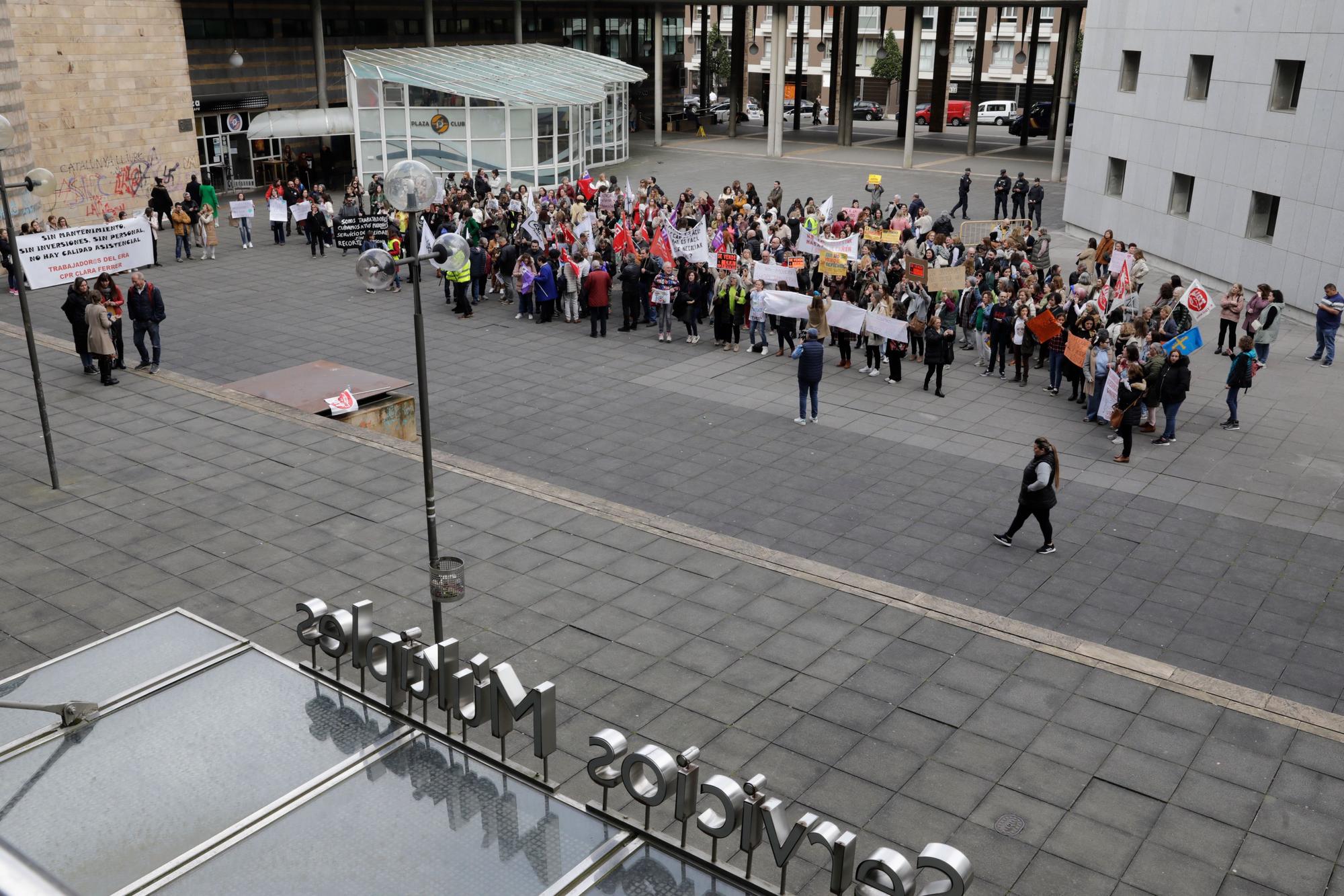 En imágenes: Multitudinaria protesta de los trabajadores del ERA: "Nuestras vacaciones no son un trueque electoral"