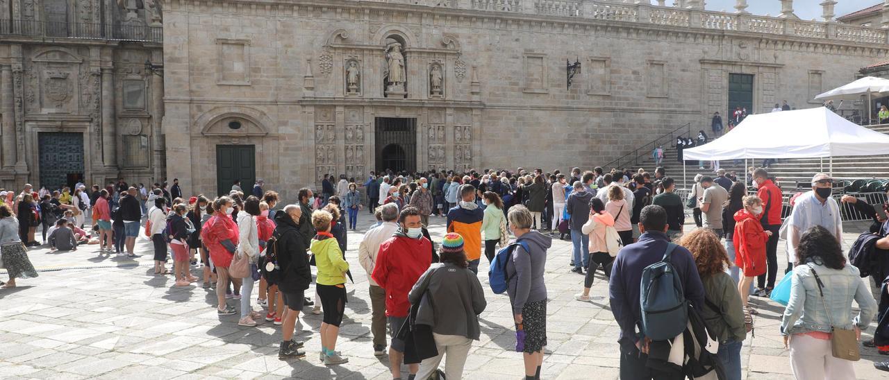 Turistas en la plaza de O Obradoiro de Santiago el año pasado