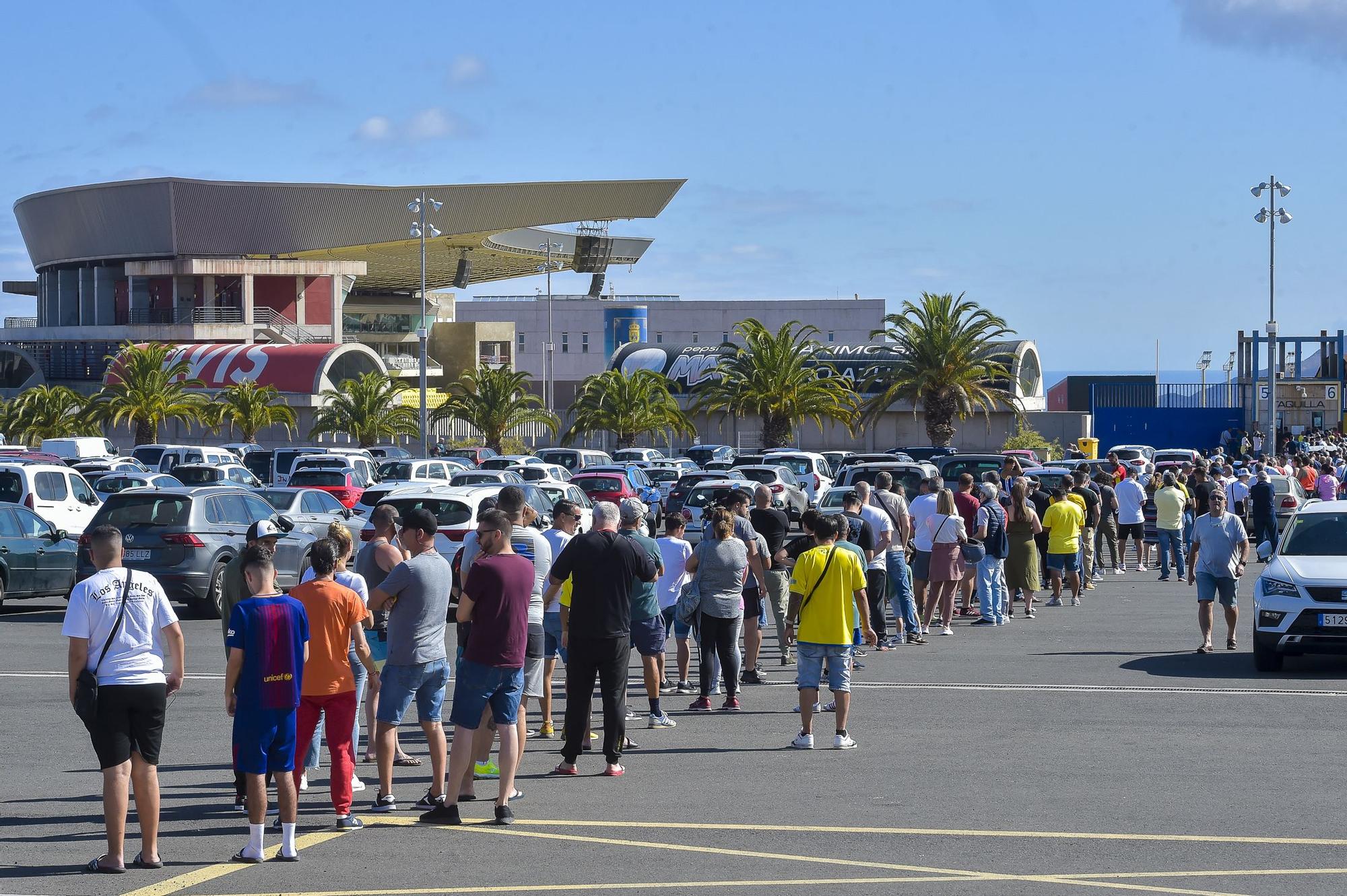 Colas para retirar las entradas de la UD Las Palmas - CD Tenerife de playoff