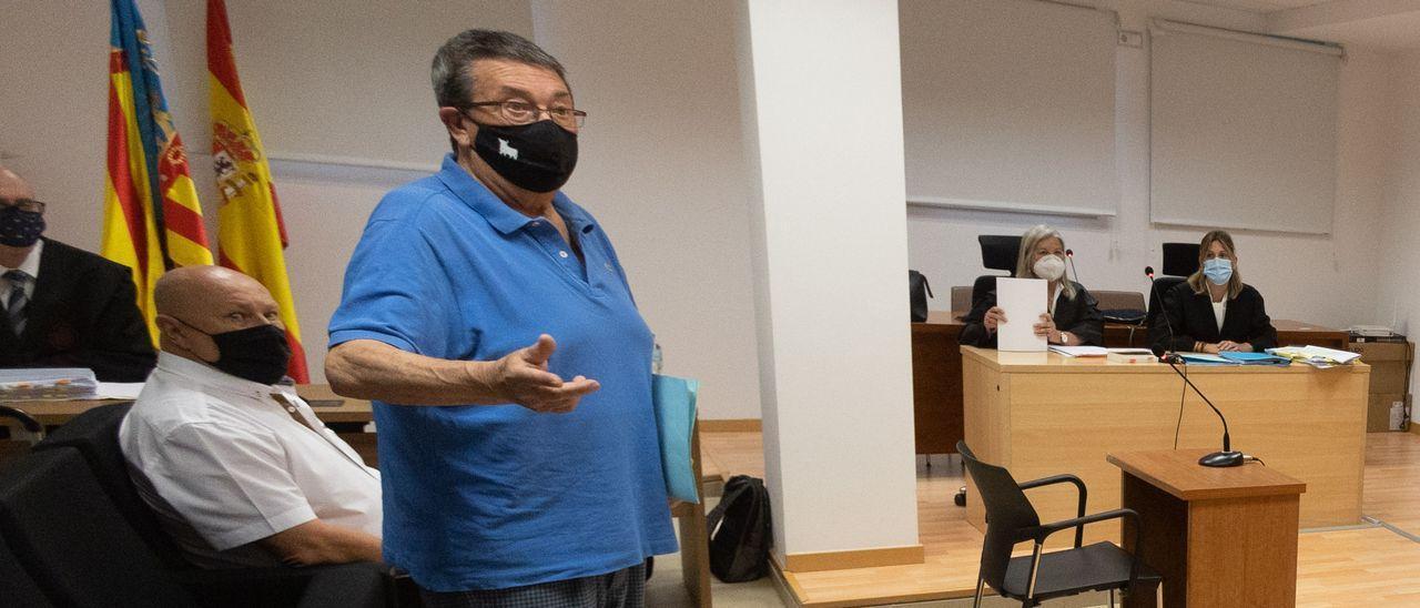 El yerno de Puskas, de pie, y el otro acusado en el juicio celebrado en la Audiencia de Alicante. / JOSE NAVARRO