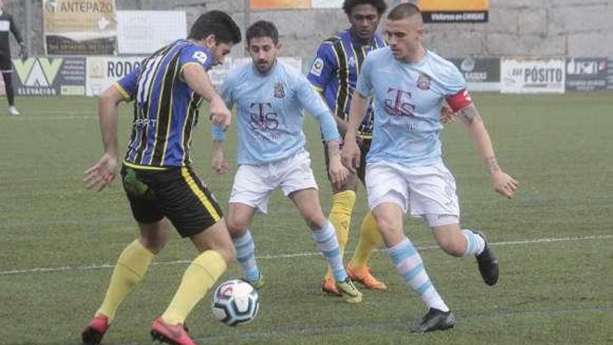 Dos futbolistas del Moaña presionan al visitante Zamo. // Santos Álvarez