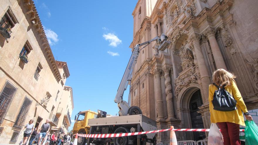 Actuación en la fachada principal de Santa María tras la caída de cascotes