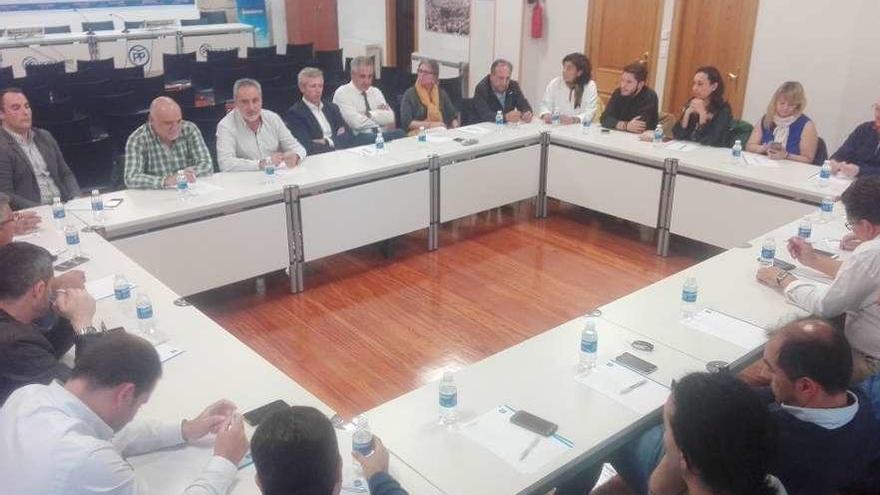 Reunión de Rueda con los responsables del PP en la comarca de Pontevedra. // FdV