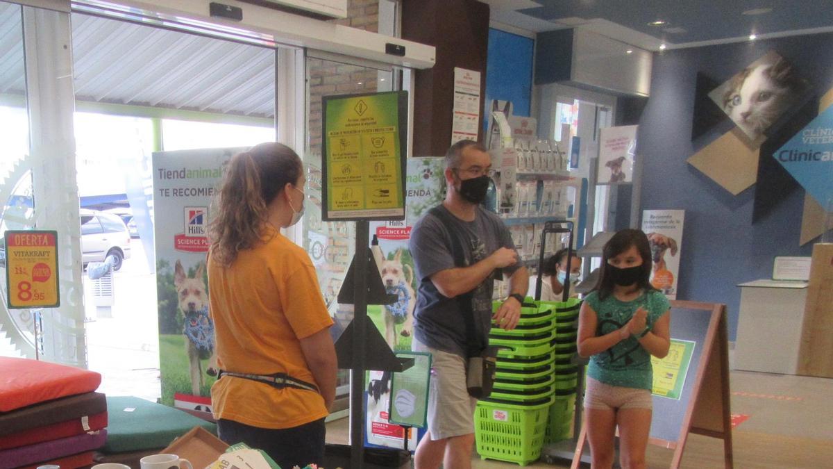 La SPAB, en una de sus acciones de sensibilización, en un comercio del pueblo.
