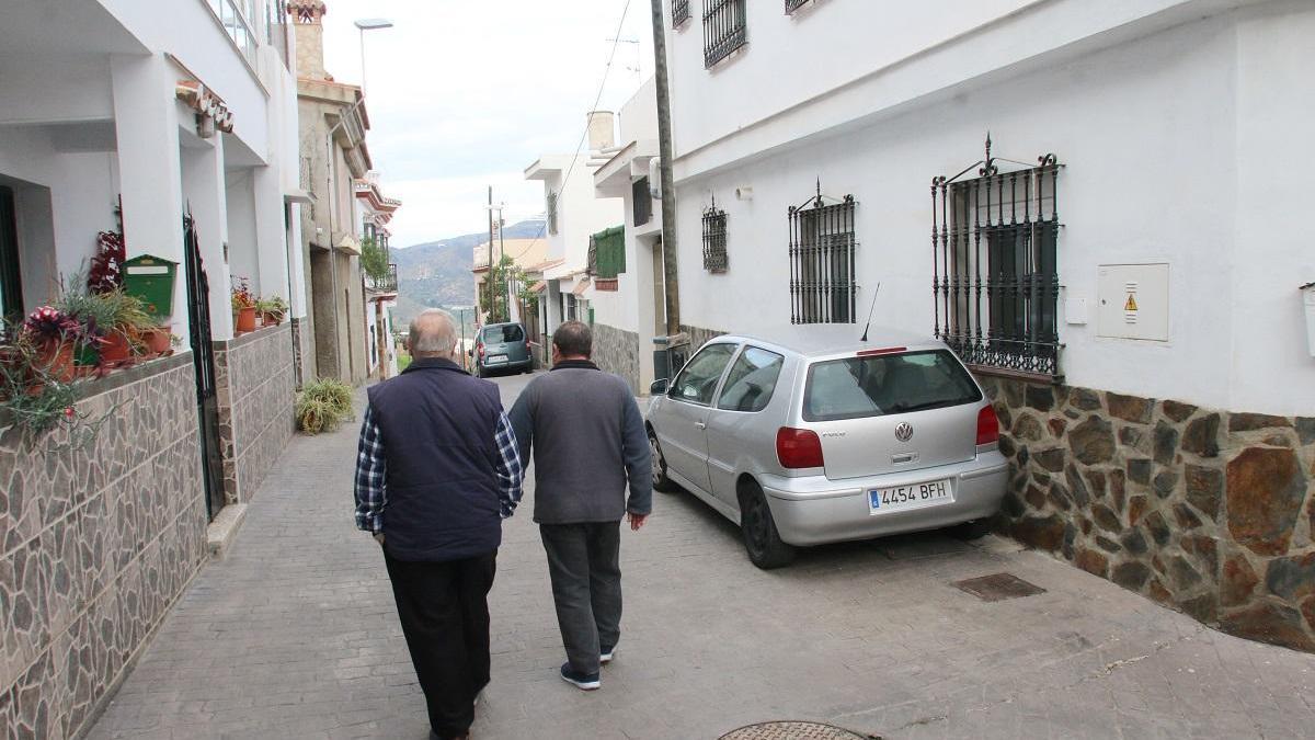 Dos vecinos de Monte Dorado por la calle Distinción en 2019, una calle que los vecinos piden que no se reurbanice ni se conecte con Mangas Verdes.