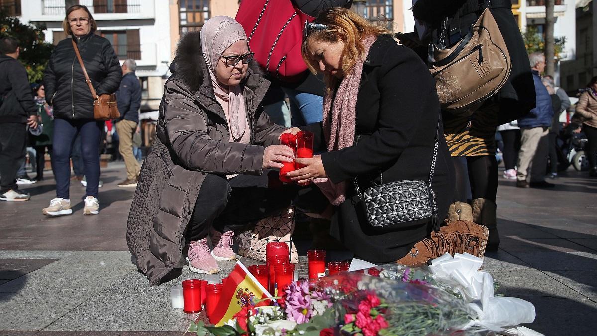 Vecinos depositan velas y flores como muestras de dolor en la Plaza Alta, de Algeciras, donde caía el cuerpo sin vida de un sacristán tras el ataque en su iglesia.