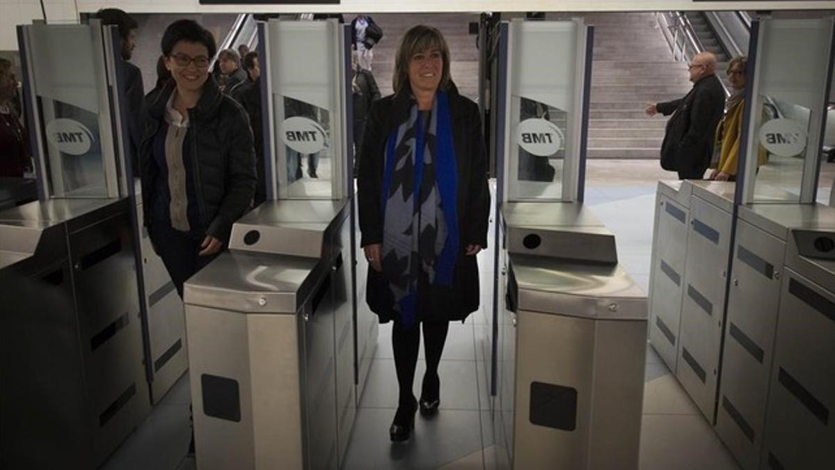 La alcaldesa de L'Hospitalet, Núria Marín, accede al vestíbulo de la futura estación Fira, de la L-9 del metro.