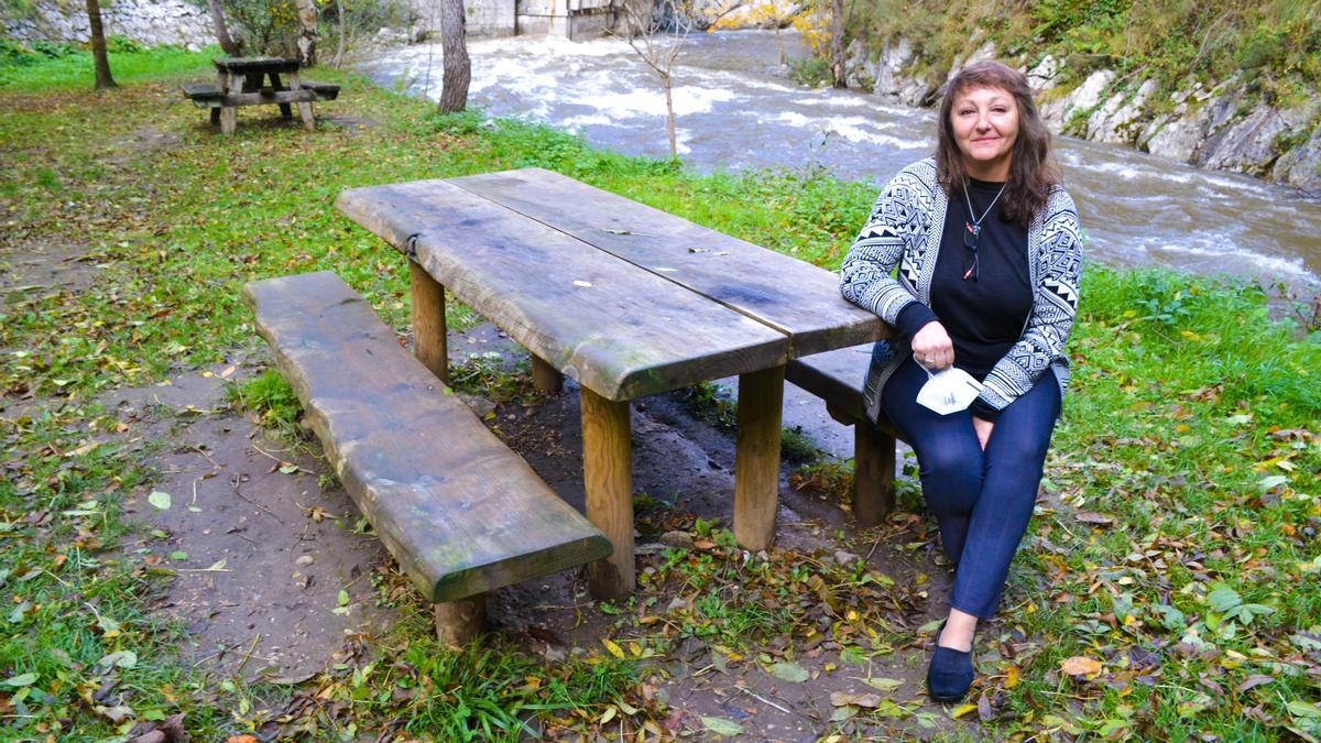 Beni Novoa, en el área recreativa de Cueva Deboyu, junto al río. | Ana Paz Paredes