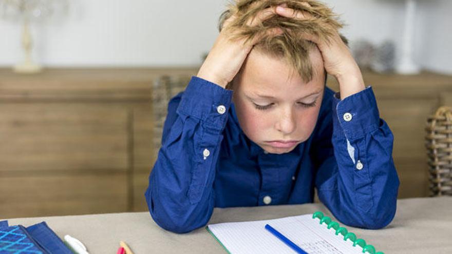 Muchos niños sufren una elevada carga de deberes.