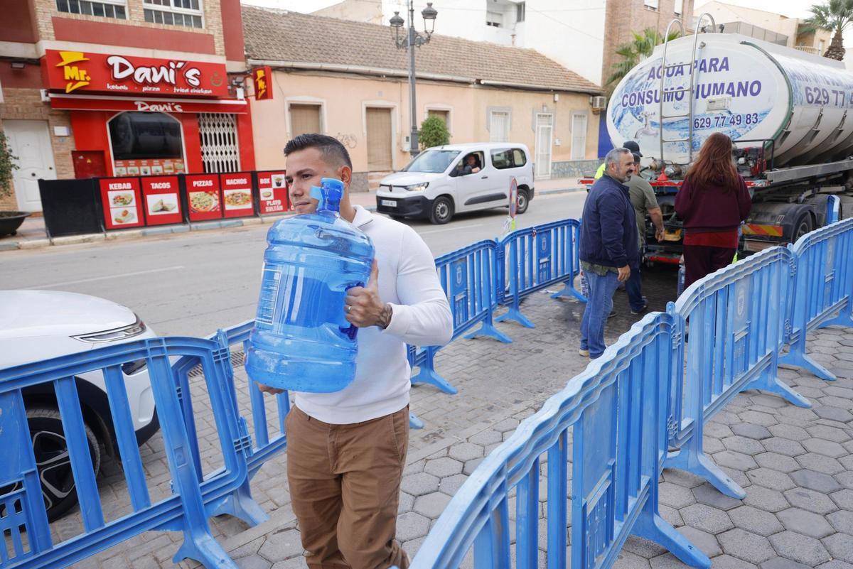 Reparto de garrafas de agua potable en Los Alcázares