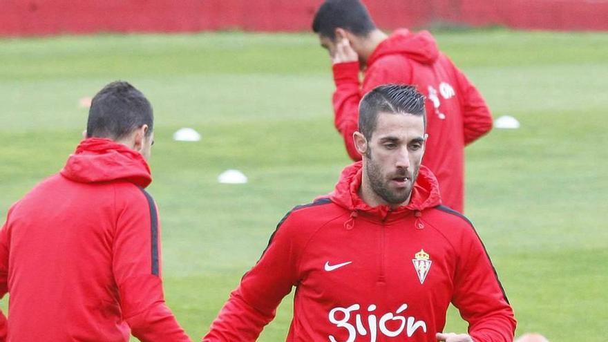 Lillo, conduciendo el balón en el entrenamiento de ayer.