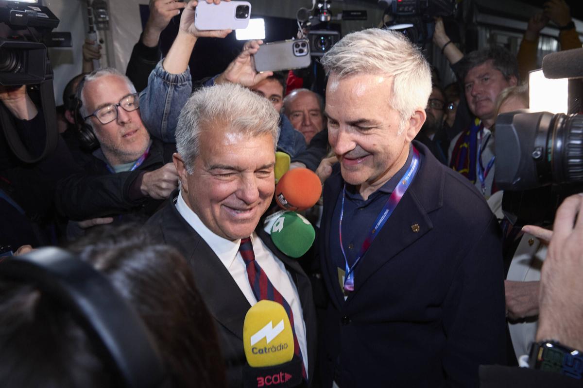 Víctor Font felicita a Joan Laporta tras confirmarse el triunfo de este último en las elecciones a la presidencia del Barça de 2026