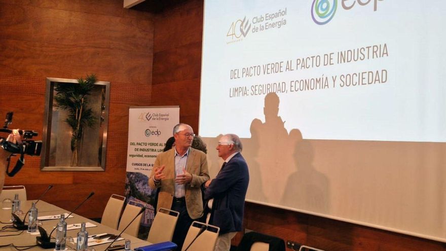 Javier Cueli conversa con el presidente de los cursos de La Granda, Benigno Pendás, antes de la sesión. |