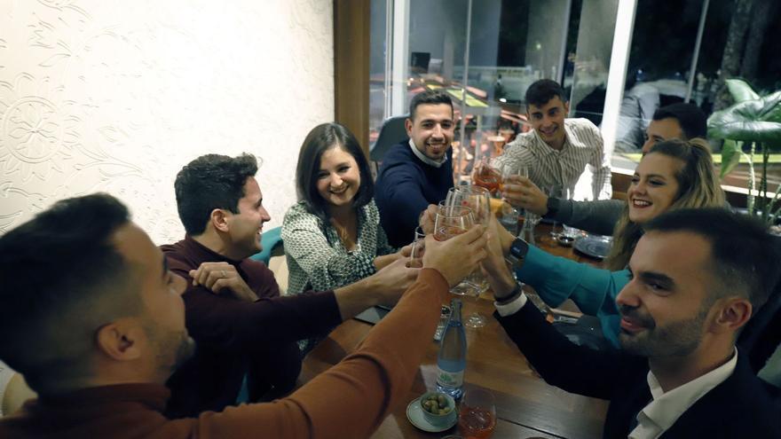 Un gran grupo de personas, de celebración en la Sole de El Pimpi.