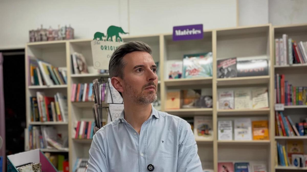 Víctor Soler, en actitud pensativa, durante su visita a Gavina Llibres