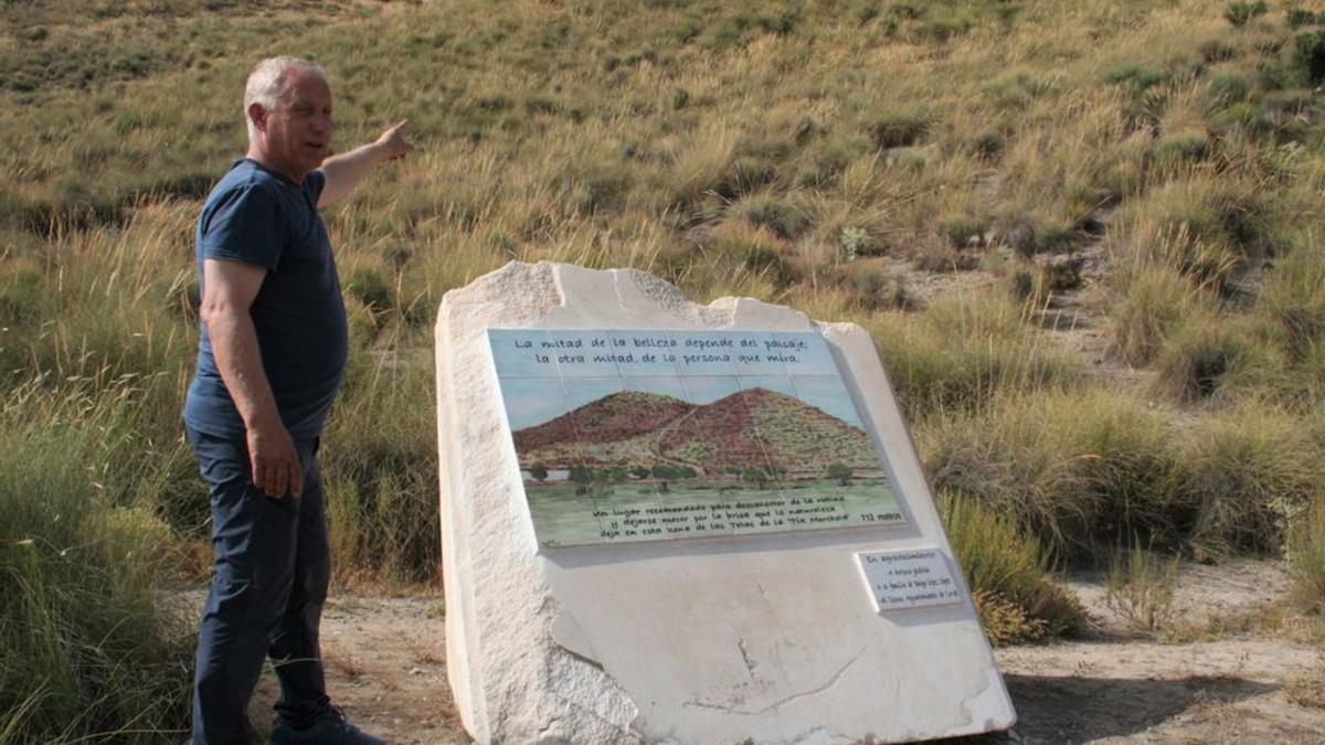 Corbalán en el inicio de la ruta de las ‘Tetas de la Tía Merchola’.