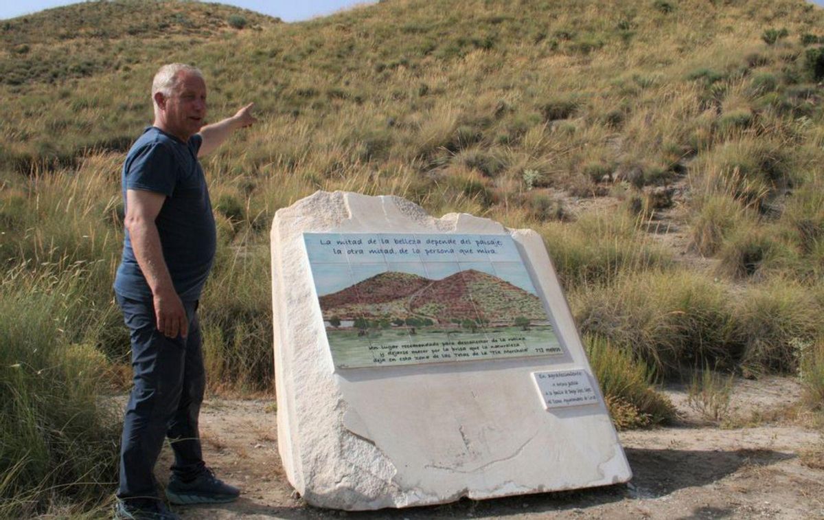 Corbalán en el inicio de la ruta de las ‘Tetas de la Tía Merchola’.