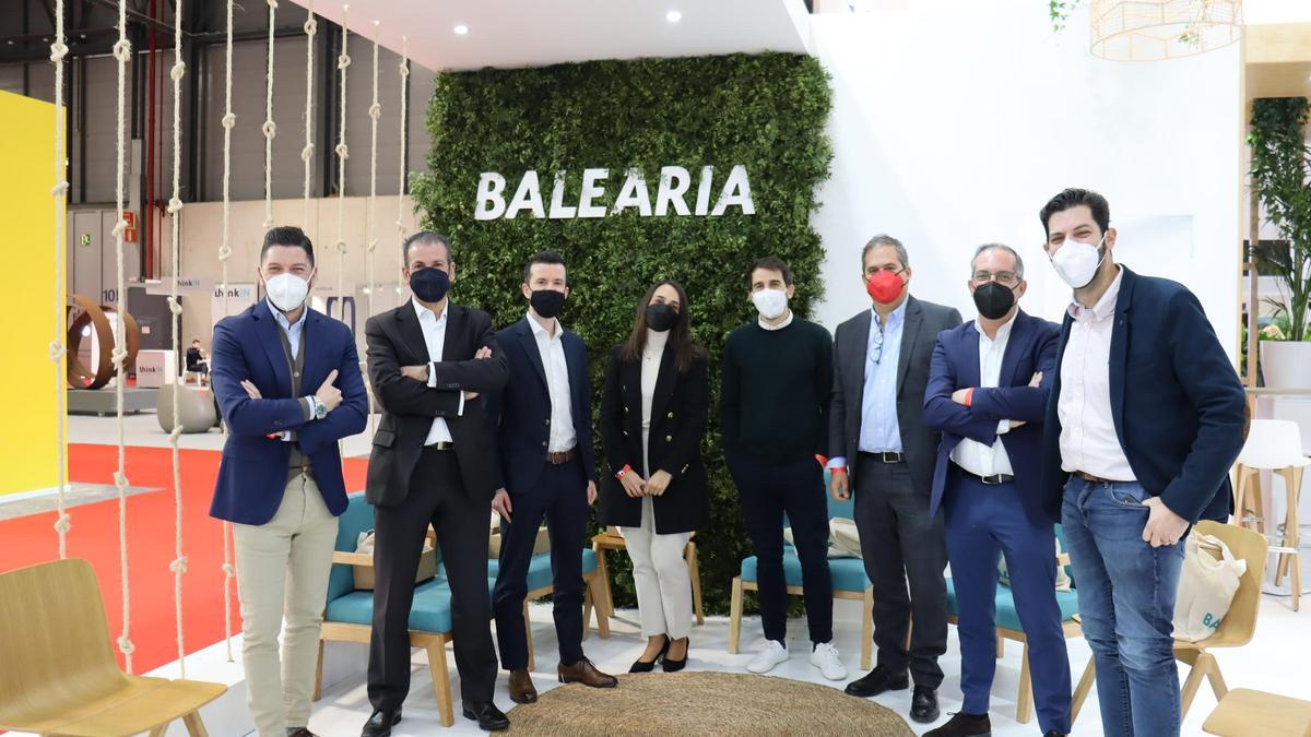 Los ponentes en la mesa redonda posan en el estand de Baleària