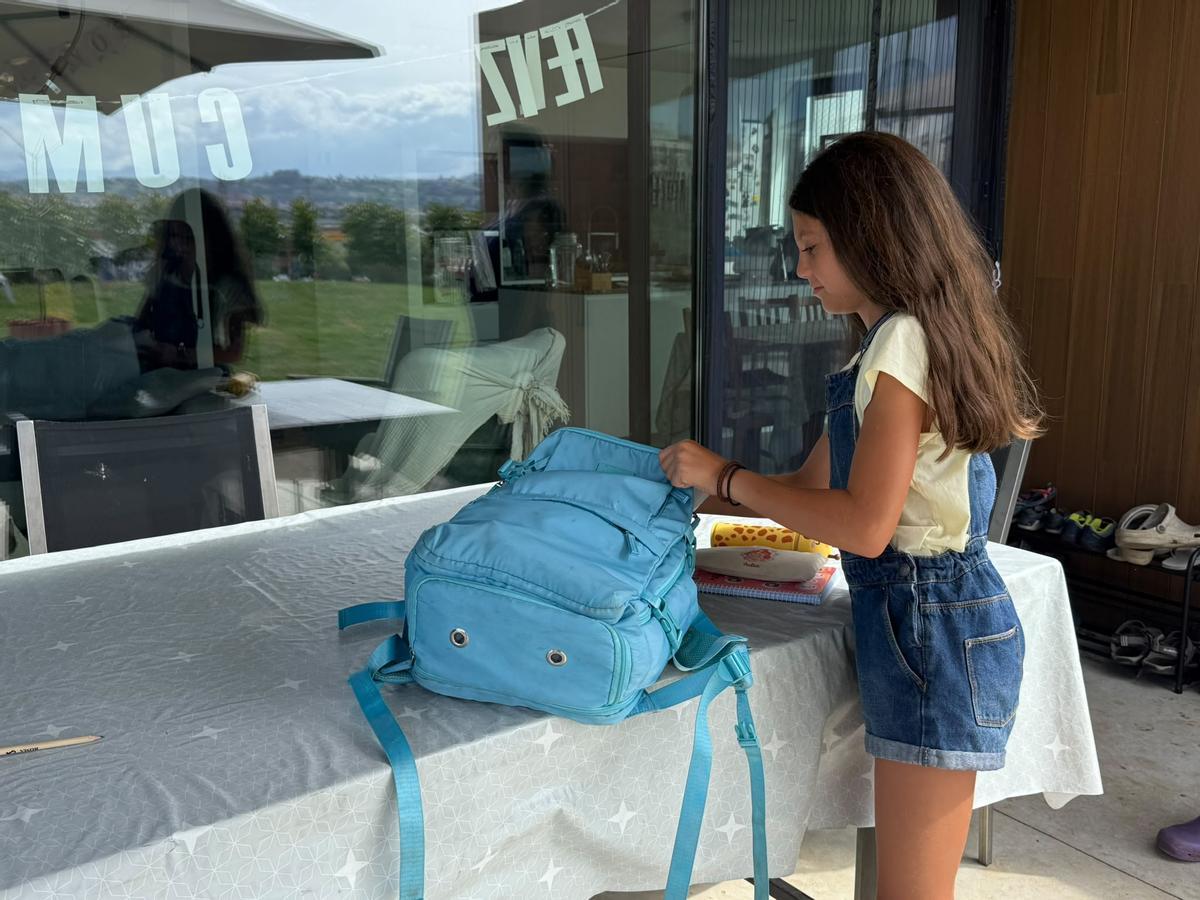 Julia Rubial preparando la mochila para el nuevo curso.