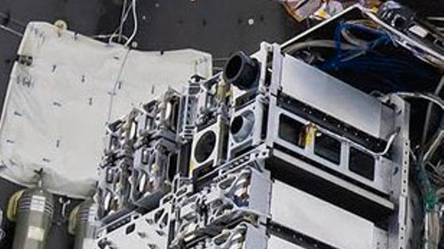 Detalle del portador de satélites ION de D-Orbit, con la cámara DRAGO de IACTEC-Espacio, instalado en el interior del carenado del cohete Falcon 9 de SpaceX.