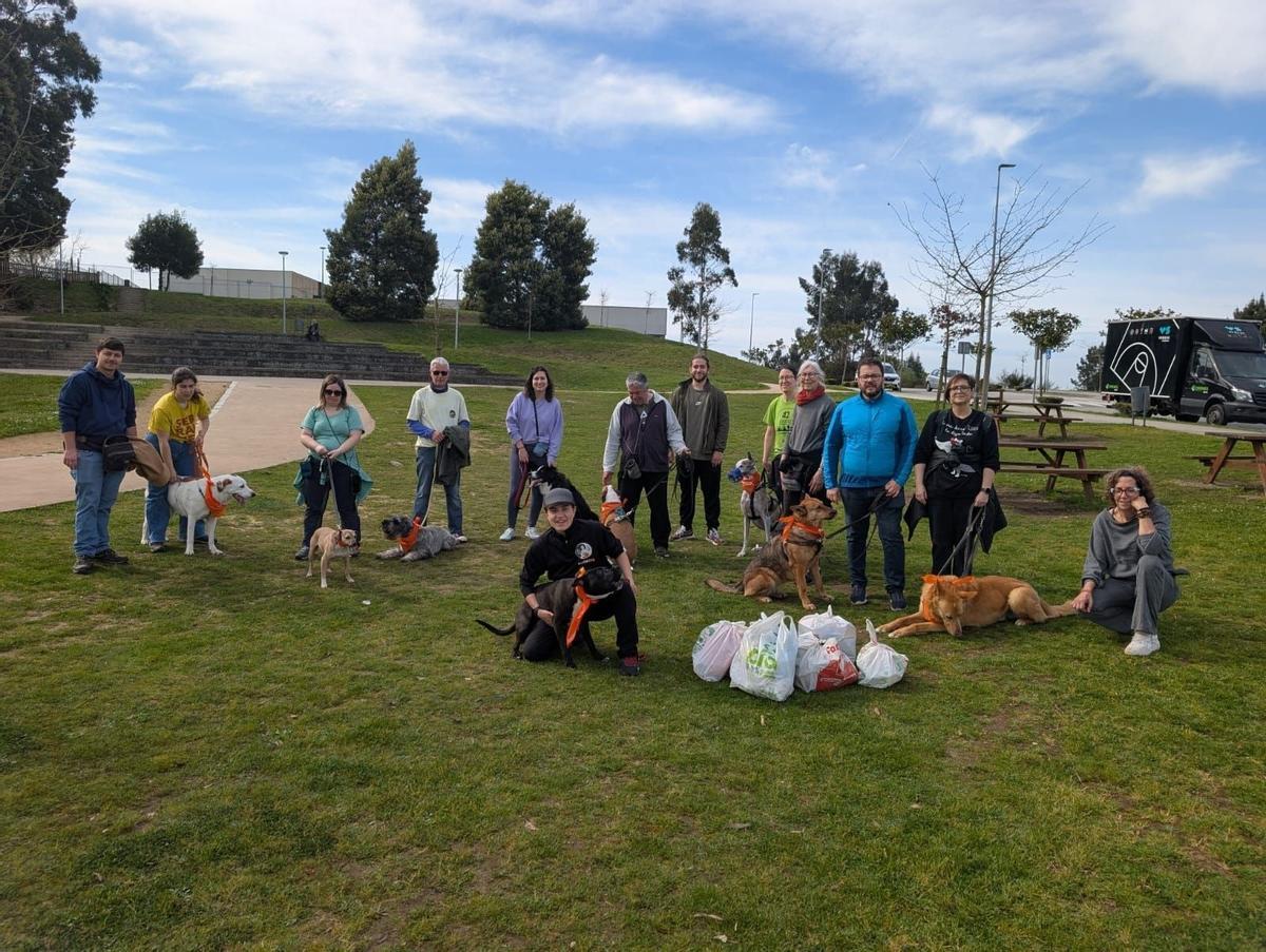 Grupo de vecinos que participó en la limpieza de la zona verde llena de basura tras el botellón de la fiesta de San José en Milladoiro