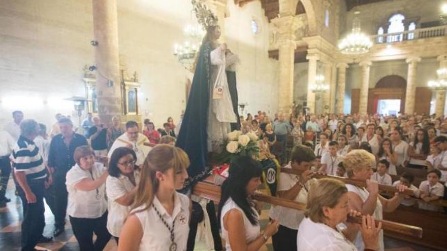 La procesión se celebró por los pasillos de la iglesia.