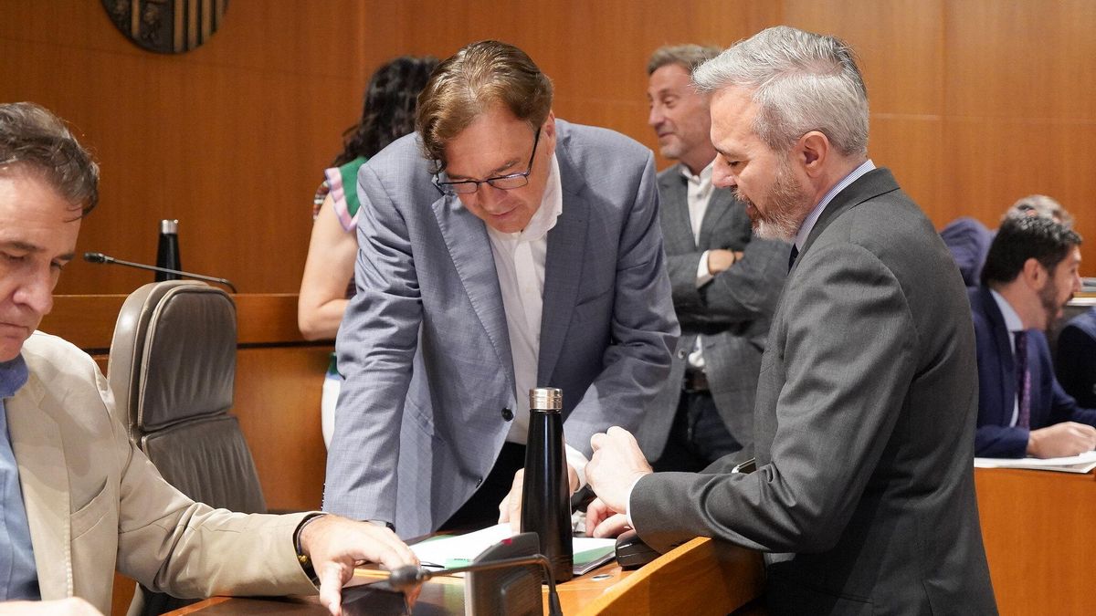 El presidente Azcón conversa con el diputado de Teruel Existe, Tomás Guitarte.