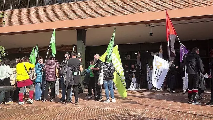 Los sindicatos USTEC, CGT y Professors de Secundària se manifiestan a las puertas del Departament d’Educació