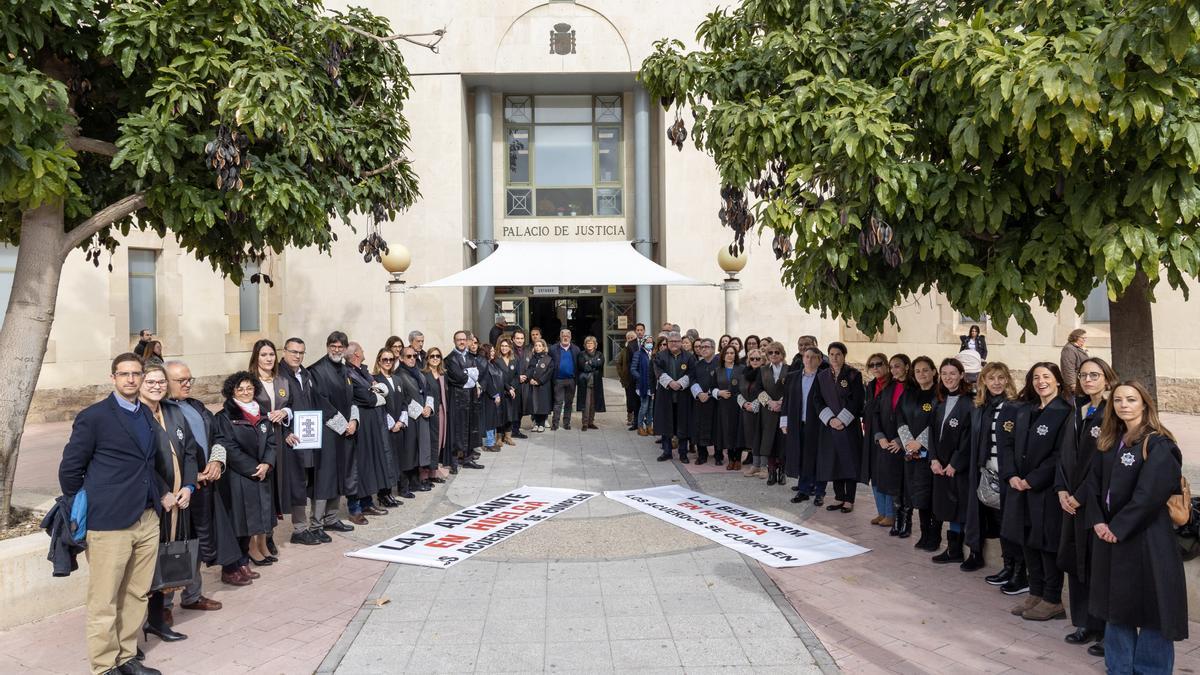 Letrados de la Administración de Justicia de la provincia en una reciente concentración ante los juzgados de Benalúa.