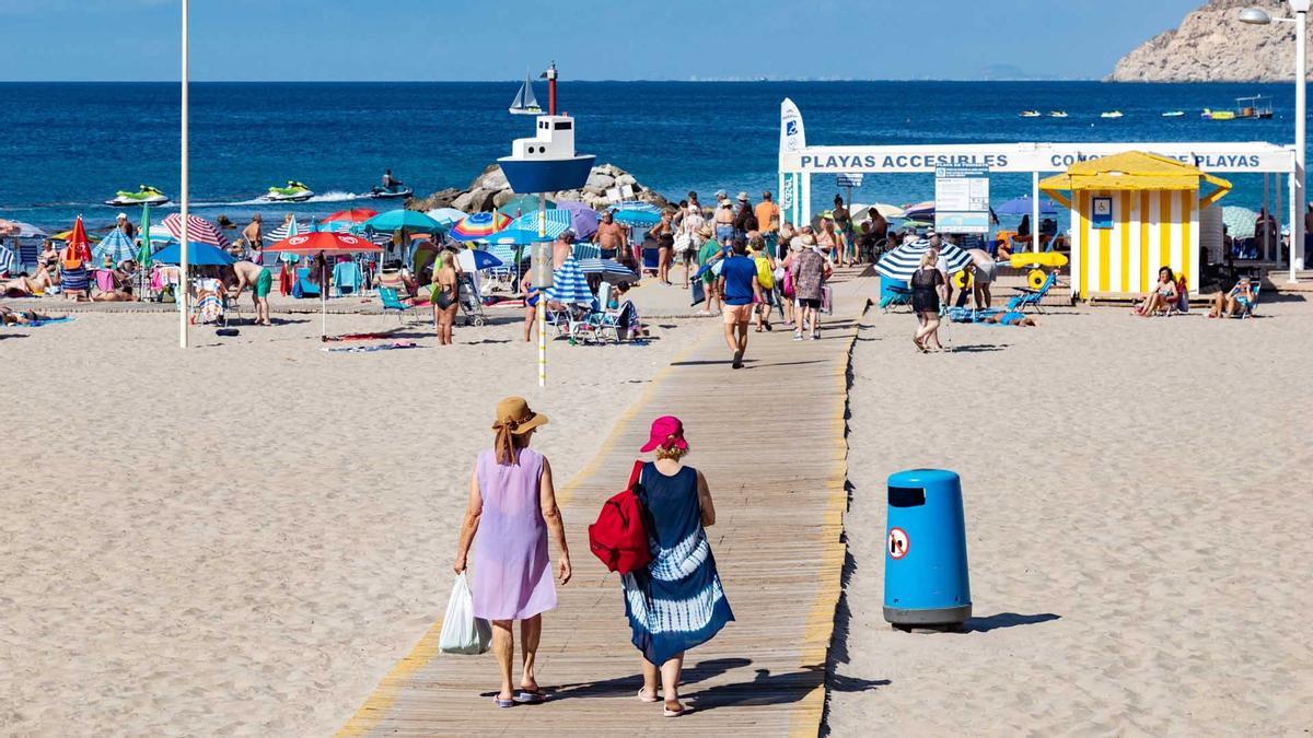 Imagen de archivo de turistas en la playa de Benidorm.