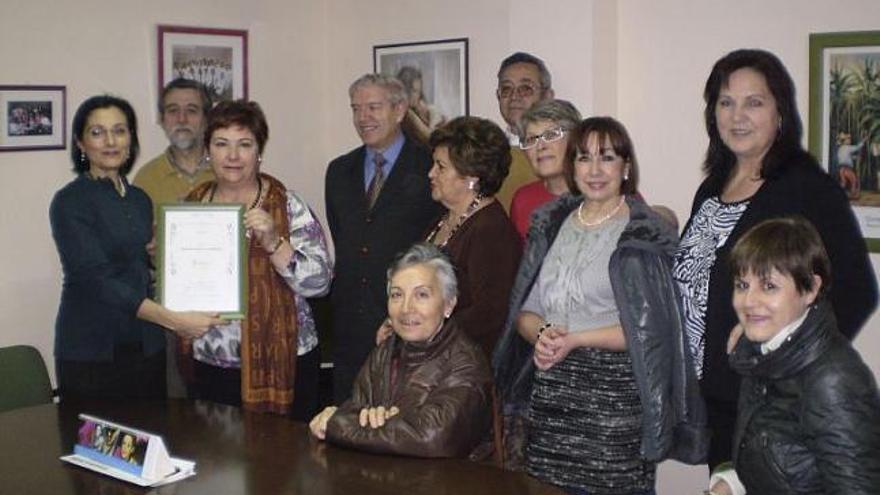 La AECC entrega un diploma al grupo de teatro «La Gobierna»