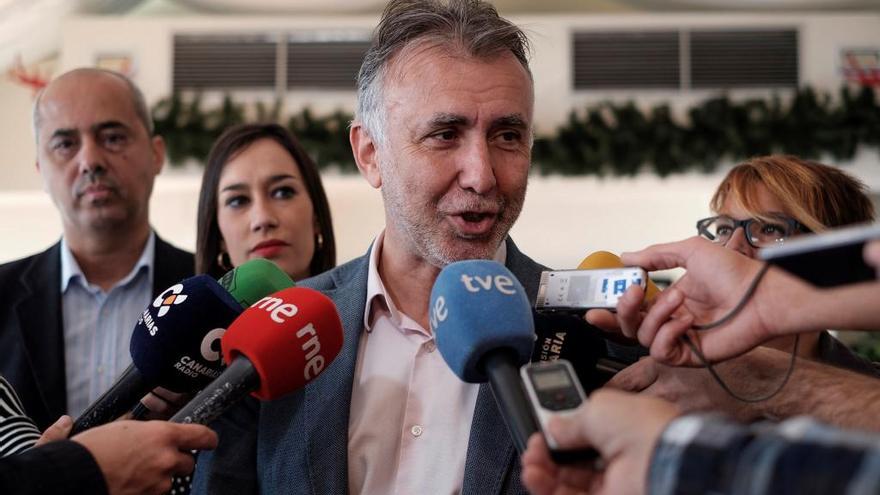 El secretario general del PSOE canario, Ángel Víctor Torres, atiende a los medios hoy en un desayuno informativo.