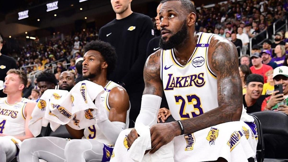 Lebron James y su hijo Bronny.
