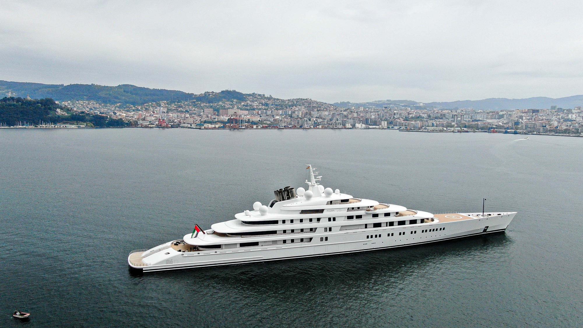 Duelo de esloras en la ría de vigo