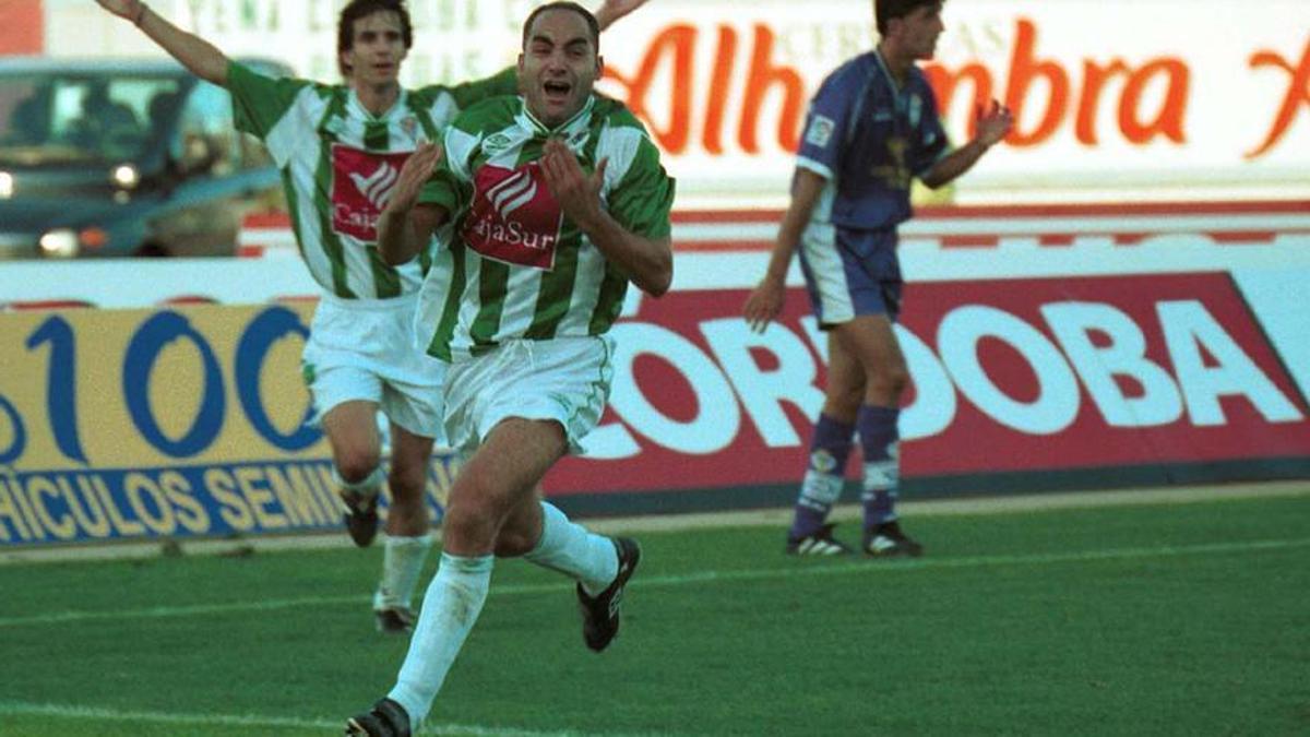Espejo celebra un gol con el Córdoba CF en El Arcángel.