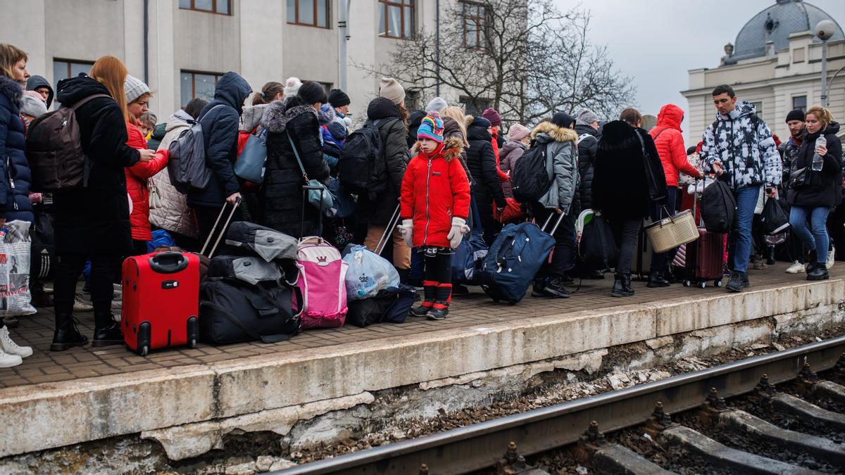 Personas aguardan en la estación de KieV para salir de la capital
