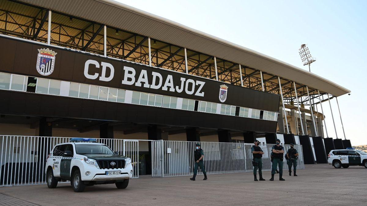 Agentes de la Guardia Civil, durante los registros en el estadio del Badajoz.