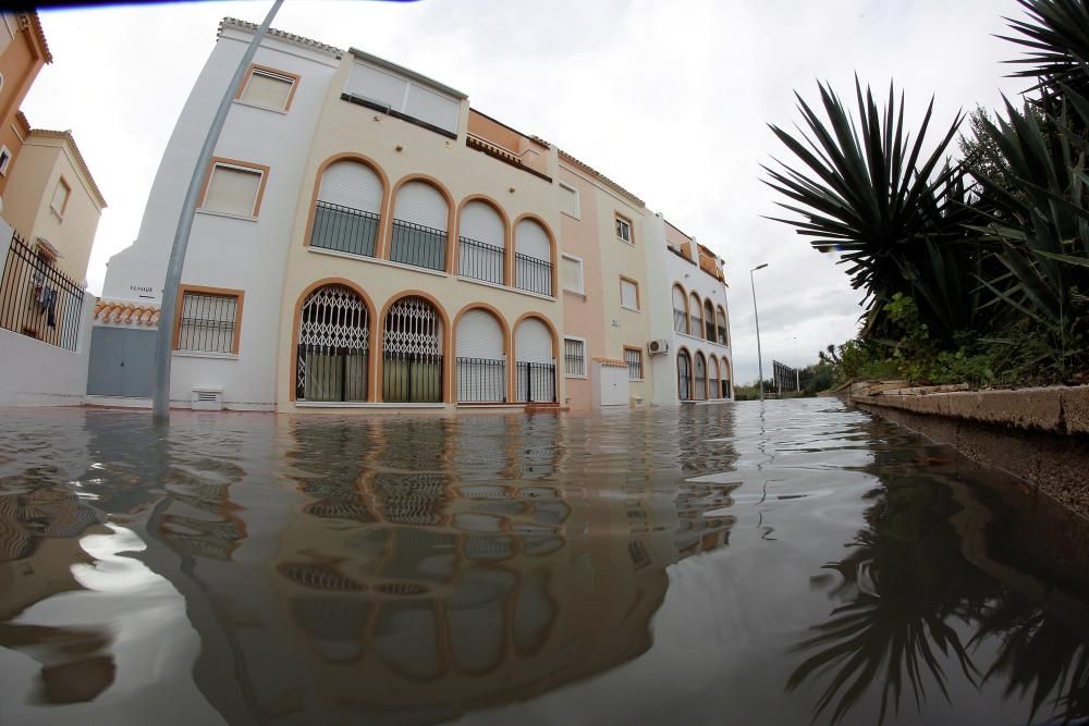 Inundaciones en Torrevieja. Avenidas y casas anegadas. Cien litros por metro cuadrado. Más de 30 intervenciones de Bomberos