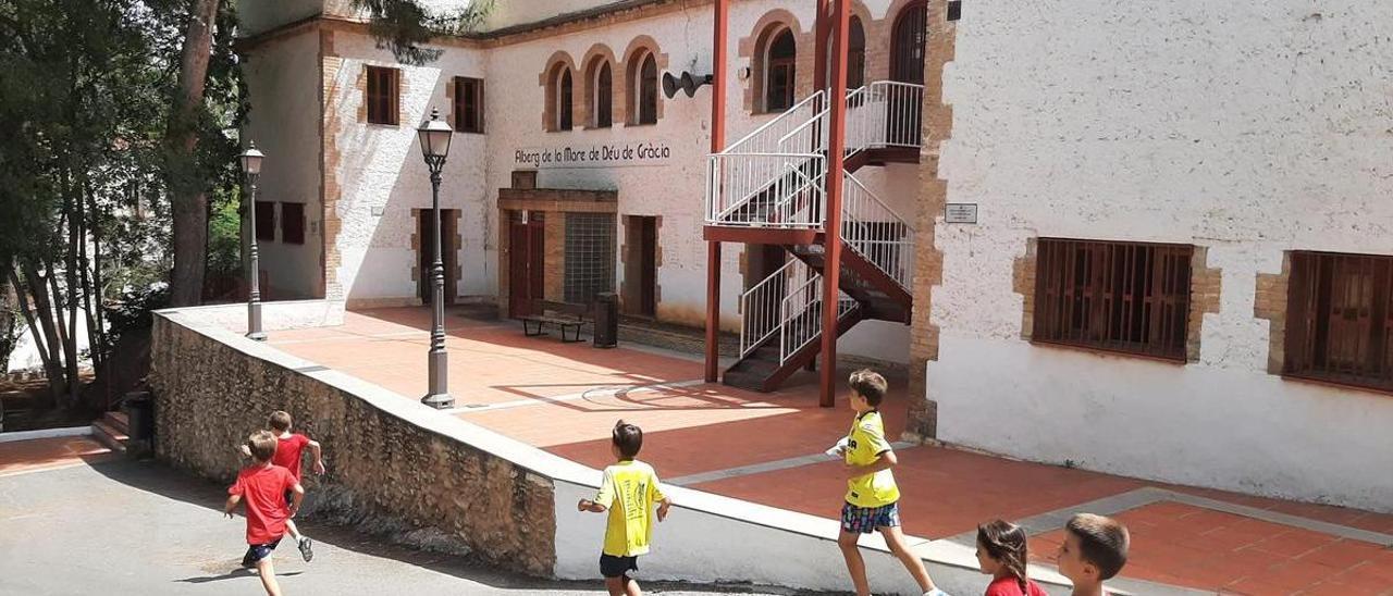 Niños realizan actividades deportivas alrededor del albergue de la Mare de Déu de Gràcia, en el corazón del Termet.