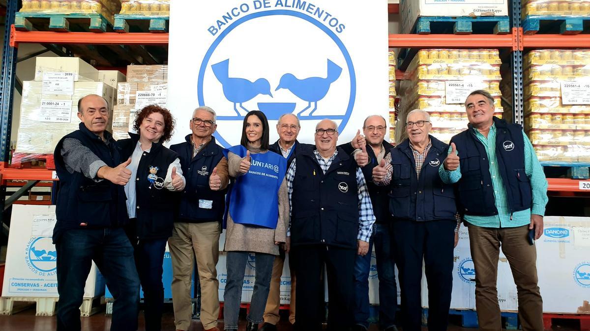 La madrina de la Gran Recogida, Alba Lago, con los voluntarios del Banco de Alimentos de Vigo.