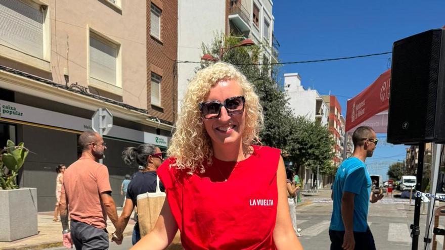 La alcaldesa de Meliana, Trini Montañana, muestra su apoyo a Ceuta durante el paso de La Vuelta por el municip