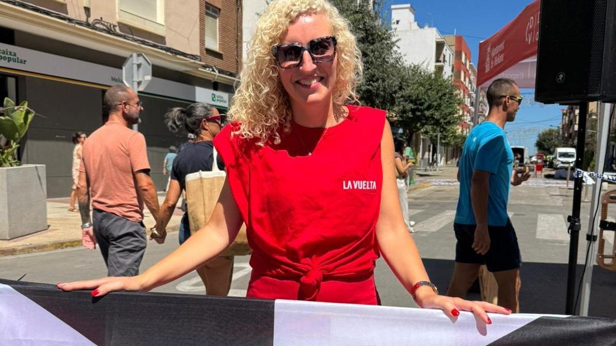 Trini Montañana con la bandera de Ceuta en la Vuelta.